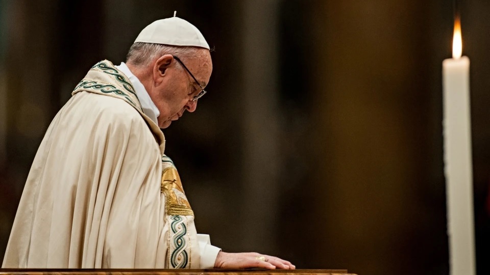 10 điều Đức Giáo Hoàng đang cầu nguyện