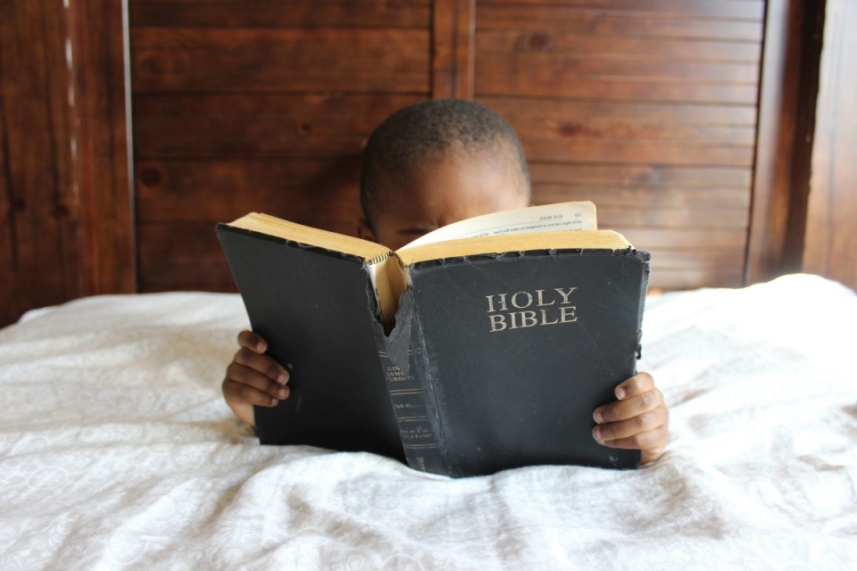 5 Câu Kinh Thánh đầy khích lệ mà trẻ em có thể ghi nhớ