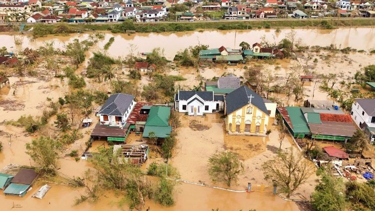 Các giáo phận Việt Nam kêu gọi tín hữu quyên góp cứu trợ nạn nhân bão lụt