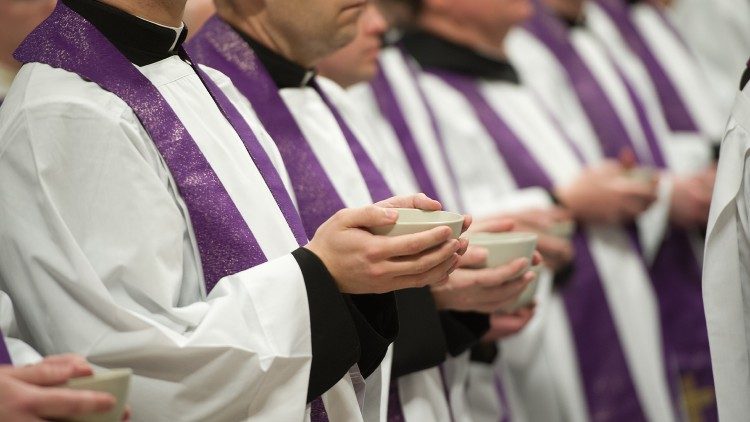 Đức Hồng Y Ouellet: Thay vì phê bình cần phải bảo vệ luật độc thân linh mục