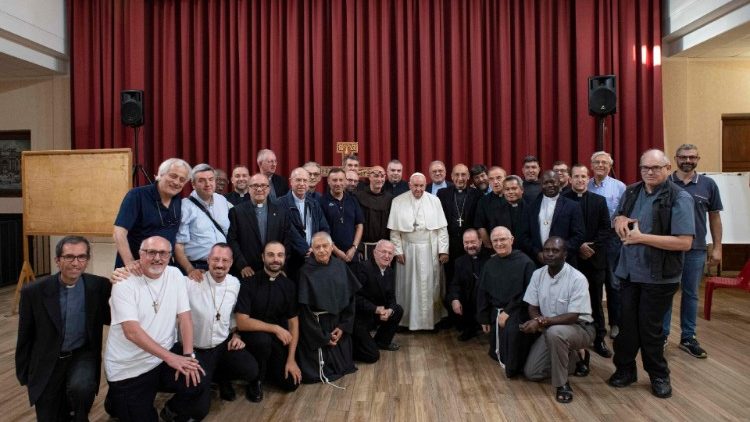 Đức Thánh Cha gặp một số linh mục tại một giáo xứ ở ngoại ô Roma