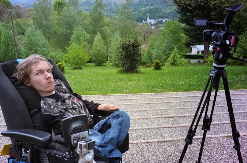 Kamil, Người thanh niên khuyết tật làm đạo diễn phim tại Lộ Đức