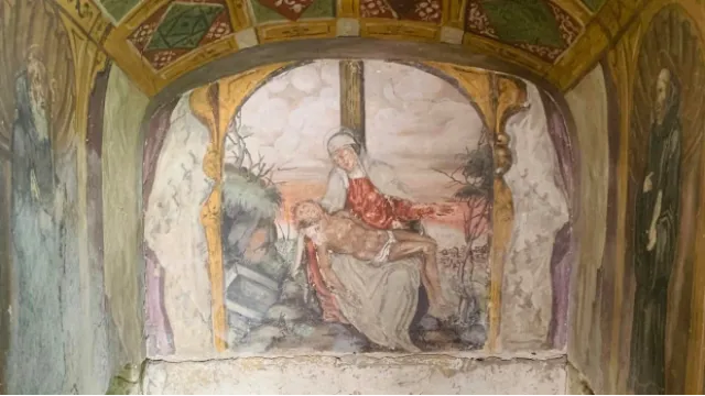 Một ngôi nhà nguyện vào thế kỷ XVI được tìm thấy bên dưới một bức tường ở Napoli