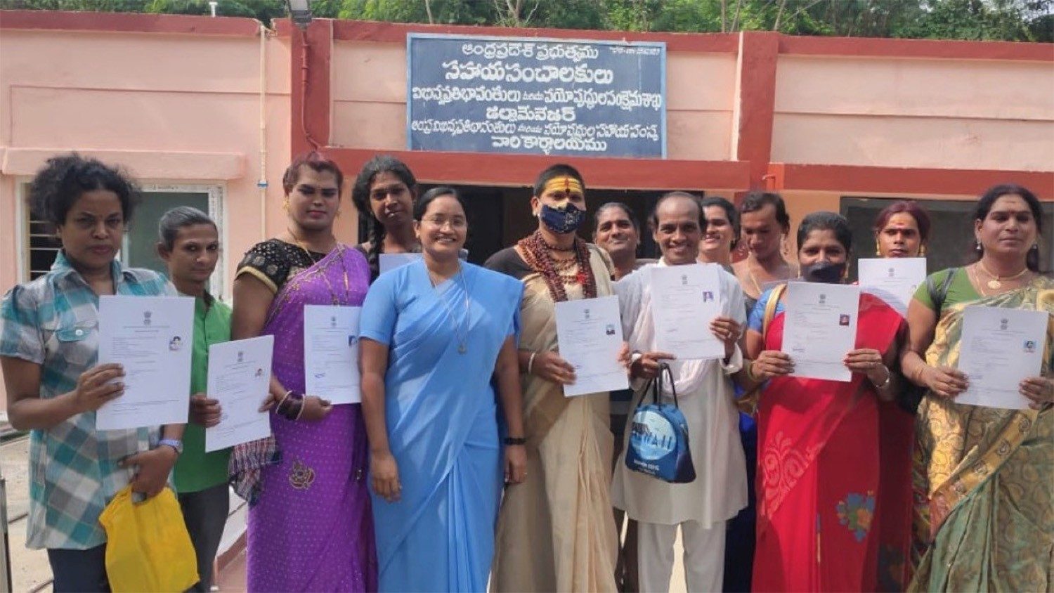Người nữ tu Ấn Độ bênh đỡ những phụ nữ chuyển giới bị xã hội khinh thị