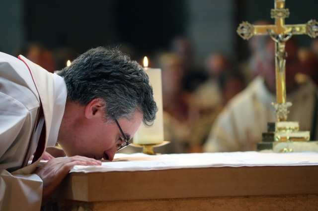 Tại sao linh mục hôn bàn thờ trong thánh lễ?