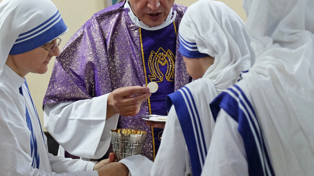 web3eucharistcommunionmotherteresamassshutterstock1790765537 web3eucharistcommunionmotherteresamassshutterstock1790765537
