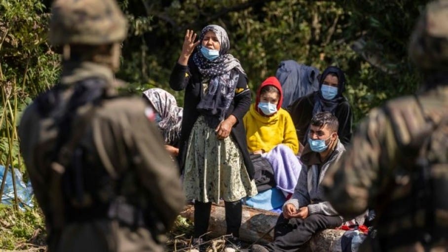awomantalkstoapolishborderguardon20august2021afporlicensors