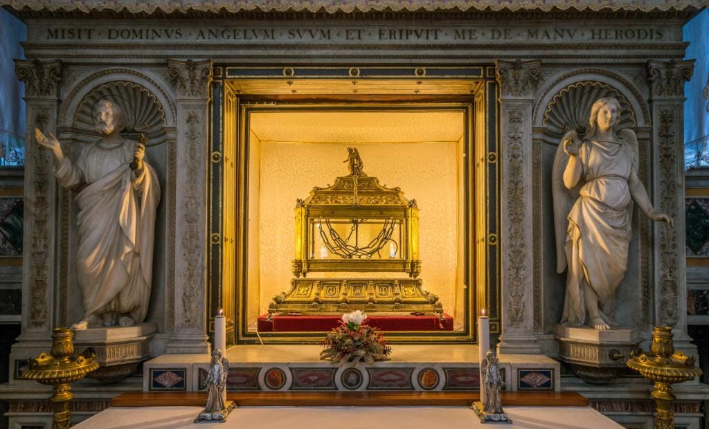 thechainsofsaintpeterinthechurchofsanpietroinvincoliinromeitaly1024x620