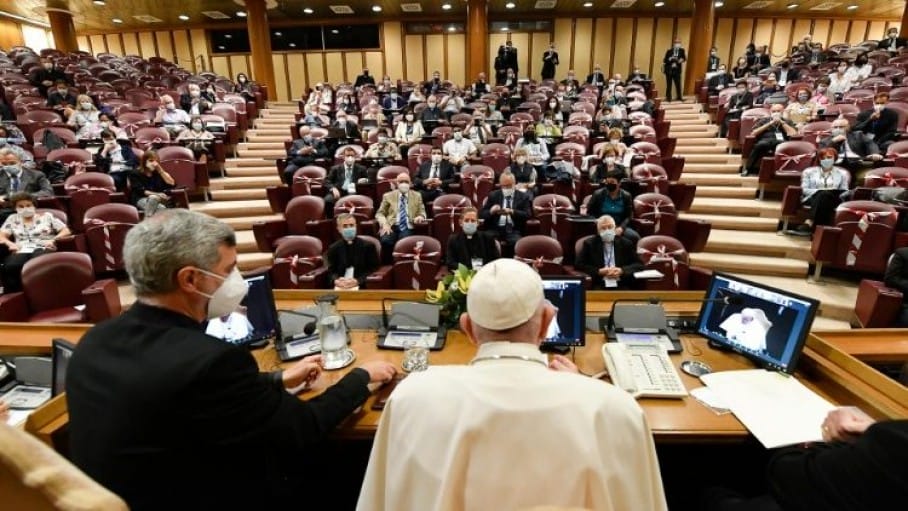 lepapefrancoislorsdunerencontreavecdesassociationsdefidelesle16septembre2021auvaticanvaticanmedia