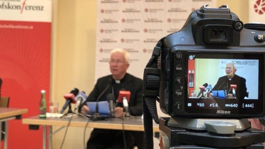 erzbischoffranzlacknerbeieinerpressekonferenz