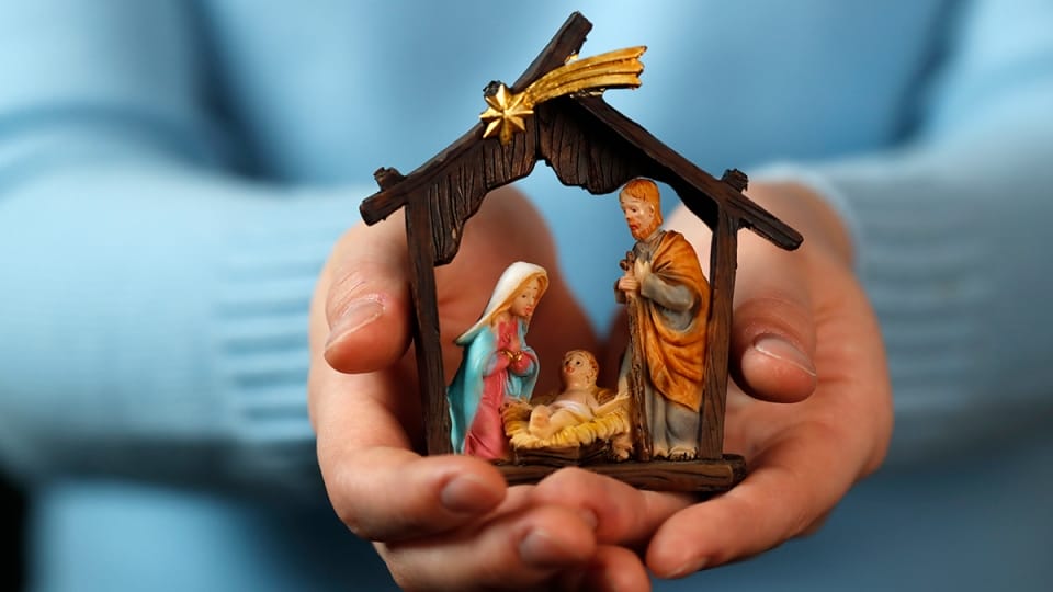 nativityhandholdgodongfr004284a