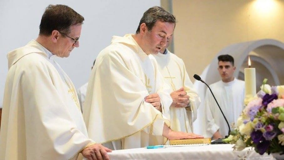 fatherarjandodajcelebratesmassintiranealbania fatherarjandodajcelebratesmassintiranealbania