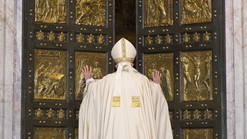 elpapafranciscoabrelapuertasanta