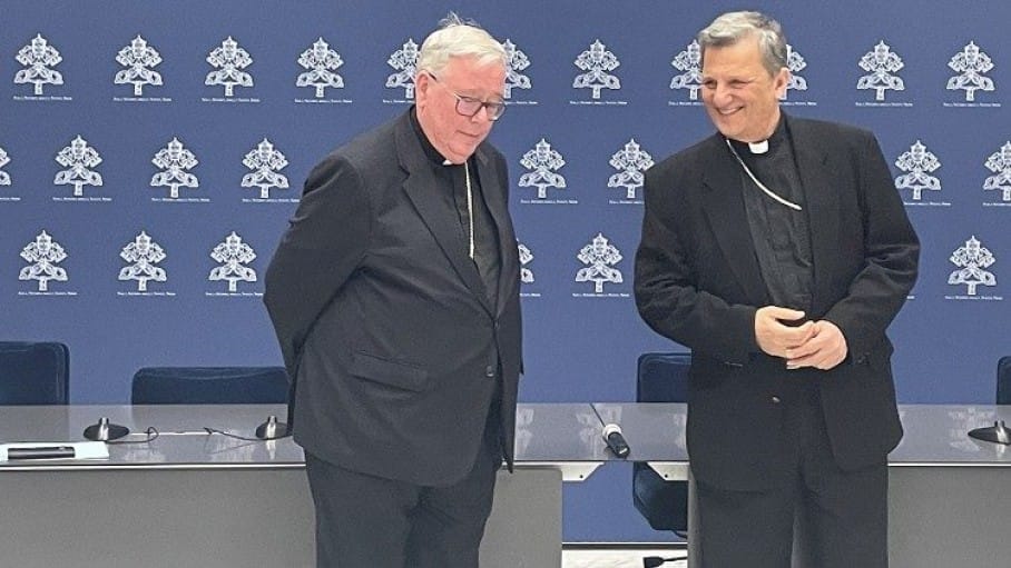 diekardinalehollerichundgrechimvatikanischenpressesaalarchivbild