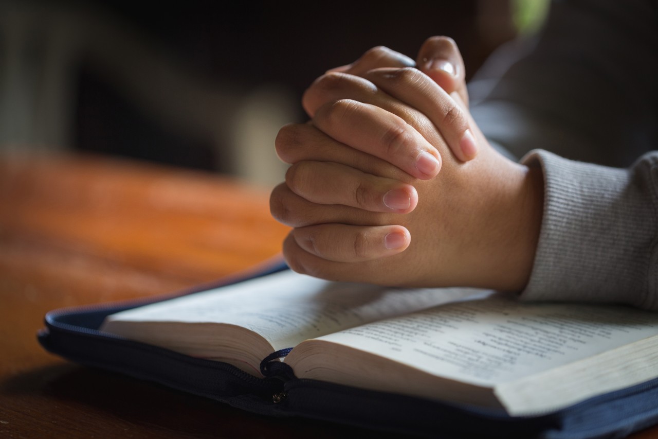 womanhandpraying