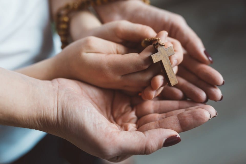 familyprayrosarychapeletshutterstock533440399 familyprayrosarychapeletshutterstock533440399