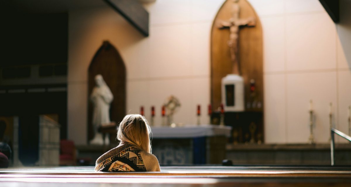 womaninchurchjoshapplegatehtna3fhafrqunsplash16x911200x640
