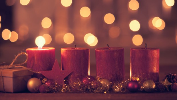 web3adventwreathchristmaslightbokehcandlesshutterstock
