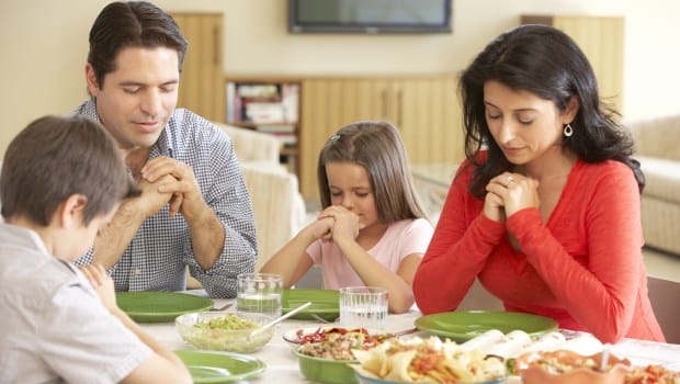 jovenfamiliahispanadiceoracionesantesdecomershutterstock280356143