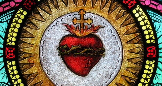 898pxallsaintscatholicchurchstpetersmissouristainedglasssacristysacredheartdetail660x35011
