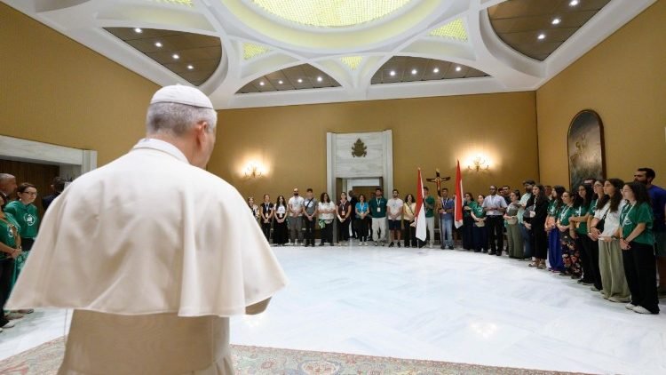 popeleoprayswithyoungegyptianpilgrimsinrememberingpascalerafictheir18yearoldcompanionwhodiedonherwaytoromeforthejubileeofyouthvaticanmedia